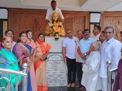 देशाच्या इतिहासातील अतिशय दानशूर, कर्तृत्ववान, धर्मपरायण व कार्यक्षम राजमाता पुण्यश्लोक अहिल्यादेवी होळकर यांचा आज स्मृतीदिन.त्यानिमित्त जुनी सांगवी येथील अहिल्यादेवींच्या पुतळ्यास पुष्पहार अर्पण केला