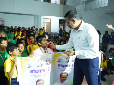 भारतीय अंतराळ संस्था (इस्त्रो)चे 'चांद्रयान-3' चंद्राच्या पृष्ठभागावर यशस्वीपणे उतरले. हा ऐतिहासिक क्षण नवी सांगवी येथील न्यू मिलेनियम इंग्लिश मीडियम स्कूलच्या विद्यार्थ्यांसोबत आनंदात आणि उत्साहात साजरा केला