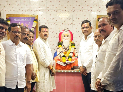 भगवान वीर गोगादेव यांच्या जन्मोत्सावाच्या निमित्ताने मोर पिसारा तसेच विविधरंगी कापडाने सजविलेल्या काठीला फुलांचा शेरा अर्पण केला