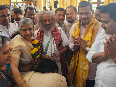 अध्यात्मिक गुरू श्री श्री रविशंकरजी यांची आशिर्वाद भेट