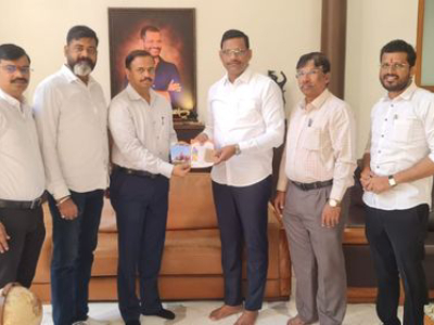 प्रभू श्री रामचंद्रांच्या मूर्ती प्रतिष्ठापना सोहळ्याचे निमंत्रण रा स्व से संघाचे सांगवी गटाचे कार्यवाह लक्ष्मण पवार यांच्याकडून स्वीकारले