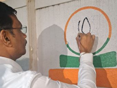 भिंती वर कमळ चिन्ह रेखाटणे