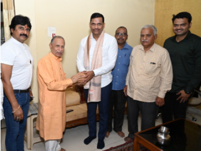  जनसंघापासून आजतागायत काम करीत असलेले भारतीय जनता पार्टीचे ज्येष्ठ कार्यकर्ते माजी नगरसेवक मा.मधुजी जोशी यांच्या घरी जाऊन भेट घेतली. माझ्या भविष्यातील वाटचालीसाठी त्यांनी शुभाशीर्वाद