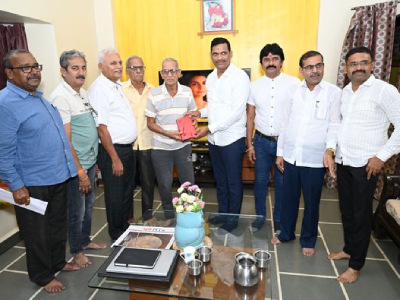  भारतीय जनता पार्टीचे प्राधिकरण येथील  आबा कुलकर्णी यांची भेट उमेशजींचे भविष्यात मिळणारे सहकार्य हि शिदोरी कुलकर्णी कुटुंबाकडून मला आज मिळाली. त्याबद्दल कुलकर्णी कुटुंबाचे खूप खूप धन्यवाद...!