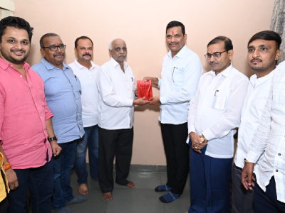  भाजपाचे माजी अध्यक्ष डॉ.बी.के.नाईक, माजी जिल्हाध्यक्ष श्री.सदाशिवजी खाडे, संघाचे वरिष्ठ पदाधिकाऱ्यांचे घरी भेट देऊन शुभाशिर्वाद घेतले