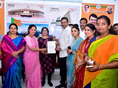 महिला मोर्चा पदाधिकाऱ्यांना नियुक्तीपत्राचे वाटप