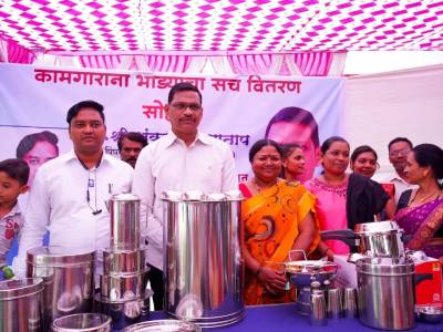 बांधकाम कामगारांना संसारोपयोगी भांड्याचे वाटप