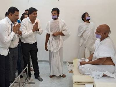 जैन समाजाचे परम पूज्य आचार्य श्री महाश्रमण जी यांचे आशीर्वाद घेतले