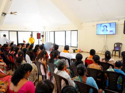 महिलांसोबत लाईव्ह संवाद