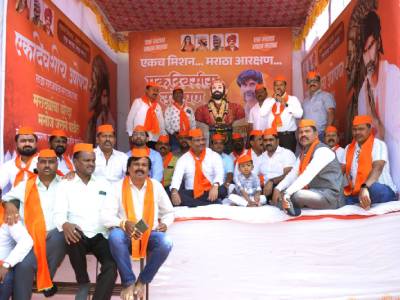 मराठा आरक्षण’’ या विषयावर मुंबईतील सह्याद्री अतिथीगृह येथे राज्यातील सर्वपक्षीय नेत्यांची महत्त्वपूर्ण बैठक आज झाली. या बैठकीत मराठा समाजाला आरक्षण देण्याबाबत सर्वांचे एकमत आहे