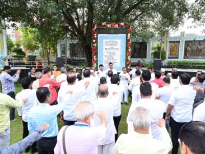 सामाजिक आणि आर्थिक न्याय, आचार,विचार, धर्म, श्रद्धा यांचे स्वातंत्र्य आणि राजकीय समानता व समान संधी देण्याचे अभिवचन देणारे भारतीय संविधान दि. २६ नोव्हेंबर १९४९ रोजी आपण भारतीयांनी अंगिकृत केले