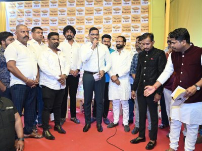 ऋषिकेश फुड्सच्या वतीने सुरु करण्यात आलेल्या 'द ग्रील्स' या आऊटलेटच्या उद्घाटन सोहळ्यास उपस्थित राहिलो आणि माझ्या शहरातील श्री परिमल कडलक व श्री साहिल जावळे या दोन्ही युवकांना या व्यवसायाबद्दल शुभेच्छा दिल्या