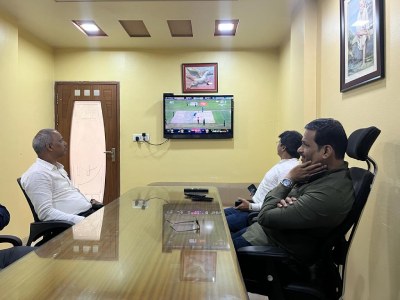 आशिया करंडक क्रिकेट स्पर्धेत आज भारत व पाकिस्तान संघ आमनेसामने आहेत. या दोन्ही देशाची वर्चस्वाची लढाई नेहमीच पाहण्यासारखी असते