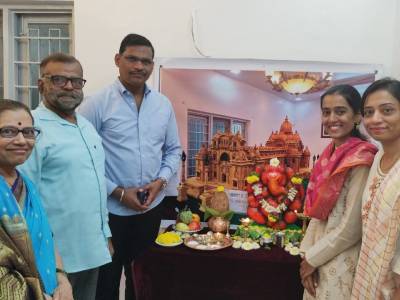 पिंपळे गुरव येथील श्री. सुधाकरजी शिंदे यांनी कलकत्ता येथील बेलूर मठाची हुभेहूब प्रतिकृती तयार केली आहे. तसेच, कागदाच्या लगद्यापासून मनमोहक श्रीगणेश मूर्ती साकारली आहे. आज त्यांच्या निवासस्थान भेट दिली