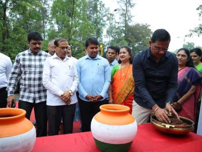 'मेरी माटी, मेरा देश' या कार्यक्रमाचे आयोजन पिंपरी विधानसभा येथील प्रभाग क्रमांक १९ मध्ये रामकृष्ण मोरे प्रेक्षागृहाजवळ करण्यात आले होते. यावेळी अमृत कलाशामध्ये मातीचे संकलन करताना